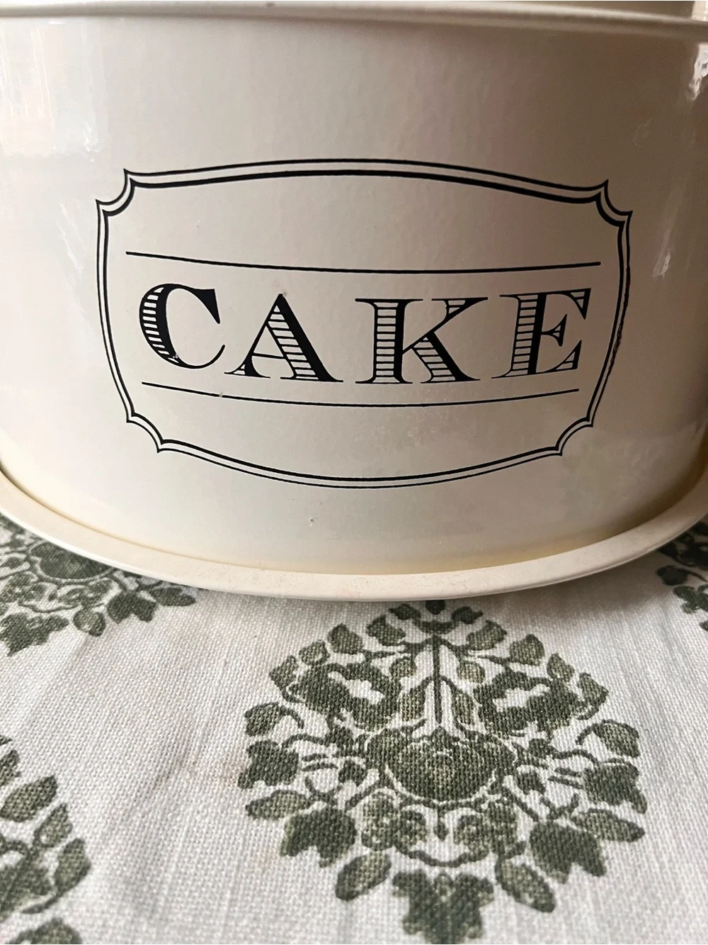 Retro Vintage Style Cake and Pie Holder